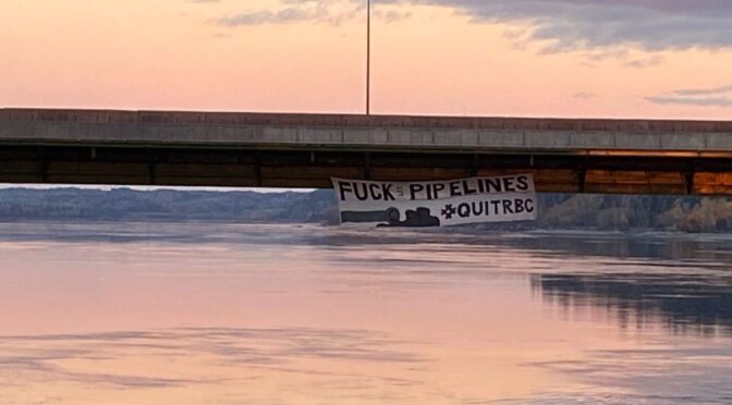 Chicoutimi: Banner Drop in Support of the Pipeline Blockade in Montréal-Est (Canada)