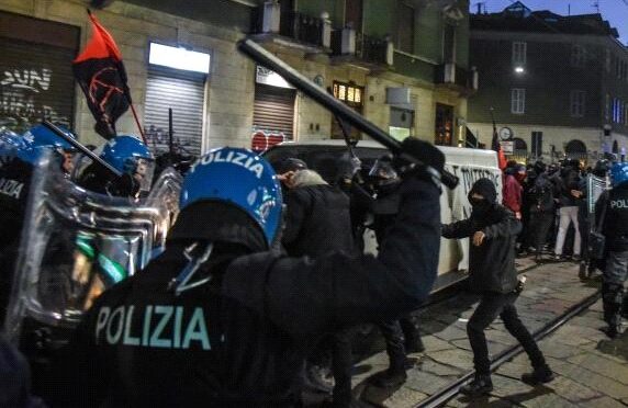 Milan, Italy: Clashes at demonstration for Alfredo Cospito, firecrackers and bottles against police. 11 arrested, 6 cops wounded