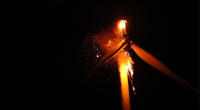 Somme: beautiful like a wind turbine in flames (France)