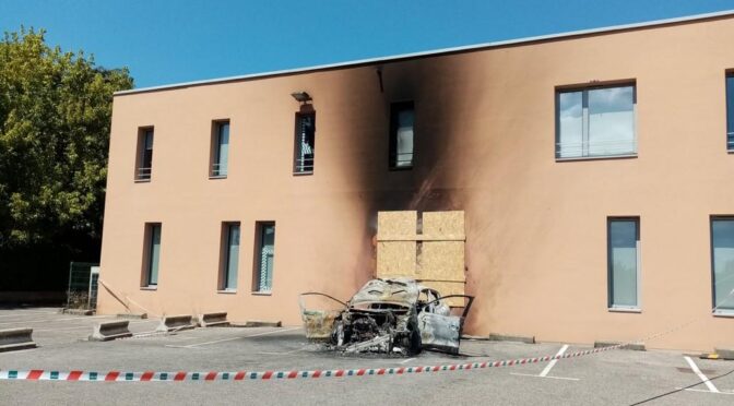 CÔTE-SAINT-ANDRÉ (ISÈRE), FRANCE : FIRE TO FRANCE TRAVAIL !