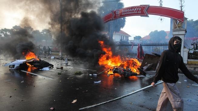 Archipelago of Fire – Uprising in Indonesia , and from ABC Indonesia: International call for solidarity to the arrested, disappeared and killed in the ongoing uprising