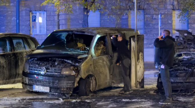 Unmarked police cars set on fire – Revolutionary hearts burn forever (Berlin,Germany)